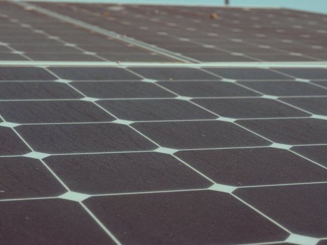 Recharger une voiture électrique avec des panneaux solaires