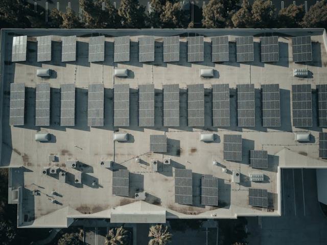 Installer un panneau solaire sur un mur vertical, bonne idée ?
