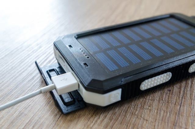 Choisir un panneau solaire portable pour la randonnée