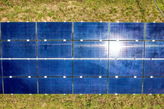 Combien de panneaux solaires pour faire tourner un frigo ?