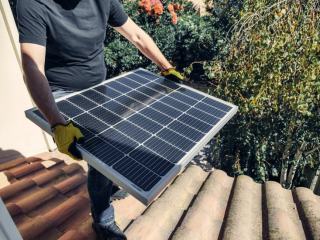 Panneaux solaires sur toit plat : pose, inclinaison et lestage