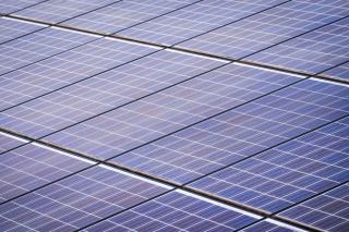 Panneaux photovoltaiques usages empiles sur une palette avant enlevement par la filiere