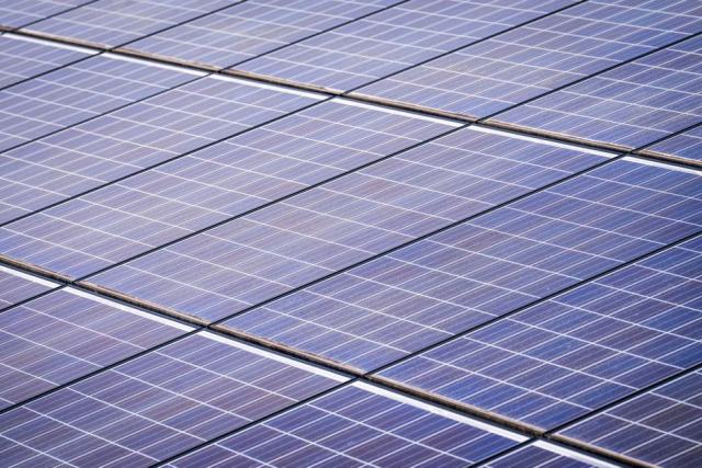 Panneaux solaires en fin de vie en attente de collecte Panneaux photovoltaiques usages empiles sur une palette avant enlevement par la filiere