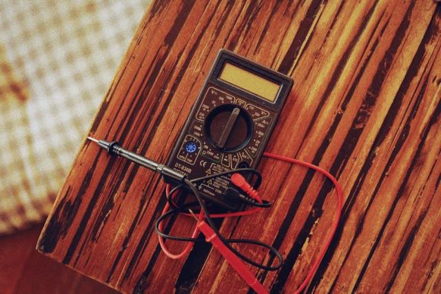 Comment tester un panneau solaire avec un multimètre ?