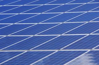 Panneau solaire derrière une vitre : rendement et solutions