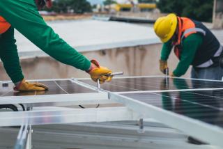 Panneau solaire au jardin : installation au sol et réglementation