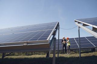 Panneau solaire balcon : kit plug and play et réglementation