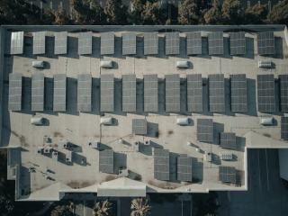 Panneau solaire sur mur vertical : fixation et rendement