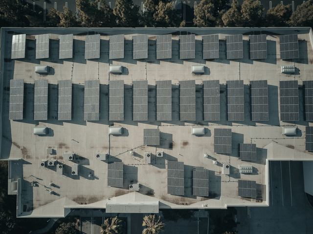 Installer un panneau solaire sur un mur vertical, bonne idée ? Installer un panneau solaire sur un mur vertical, bonne idée ?
