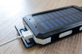 Panneau solaire portable pour randonnée : comparatif 2026