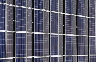 Tester un panneau solaire au multimètre : tension et courant