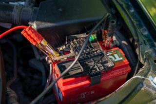 Régulateur de charge solaire relié à une batterie 12V